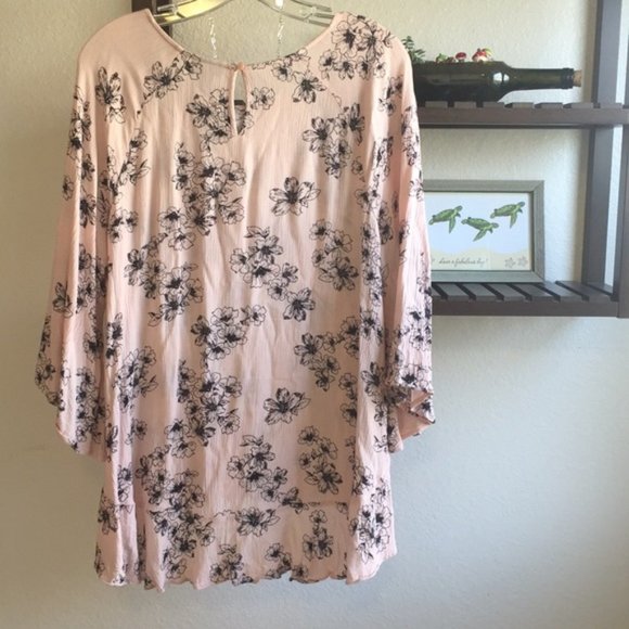 WOMENS - sz Med A.N.A light pink bell sleeve blouse top high/low hem floral - Picture 3 of 5